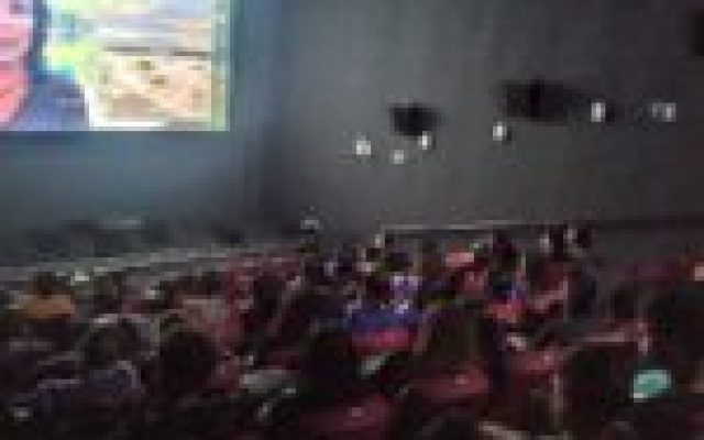 Alunos aldeenses participam de exibição e debate sobre documentário no Cine São Pedro